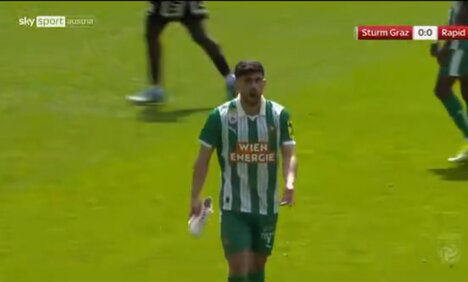 Rzucił butem w sędziego i wyleciał z boiska. Ależ cyrk w meczu o mistrzostwo [WIDEO]