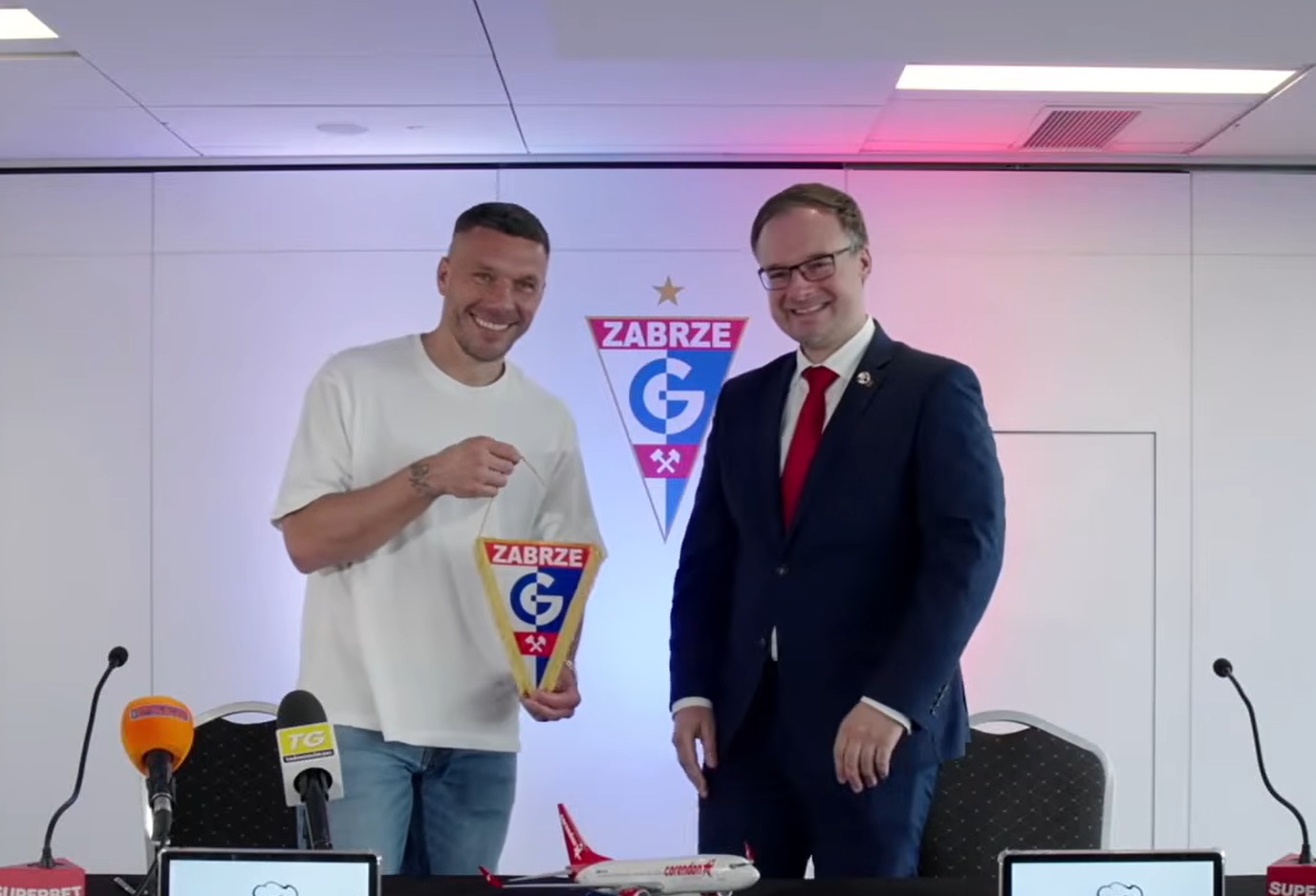 Dokumenty podpisane, Podolski właścicielem Górnika! Padły pierwsze deklaracje