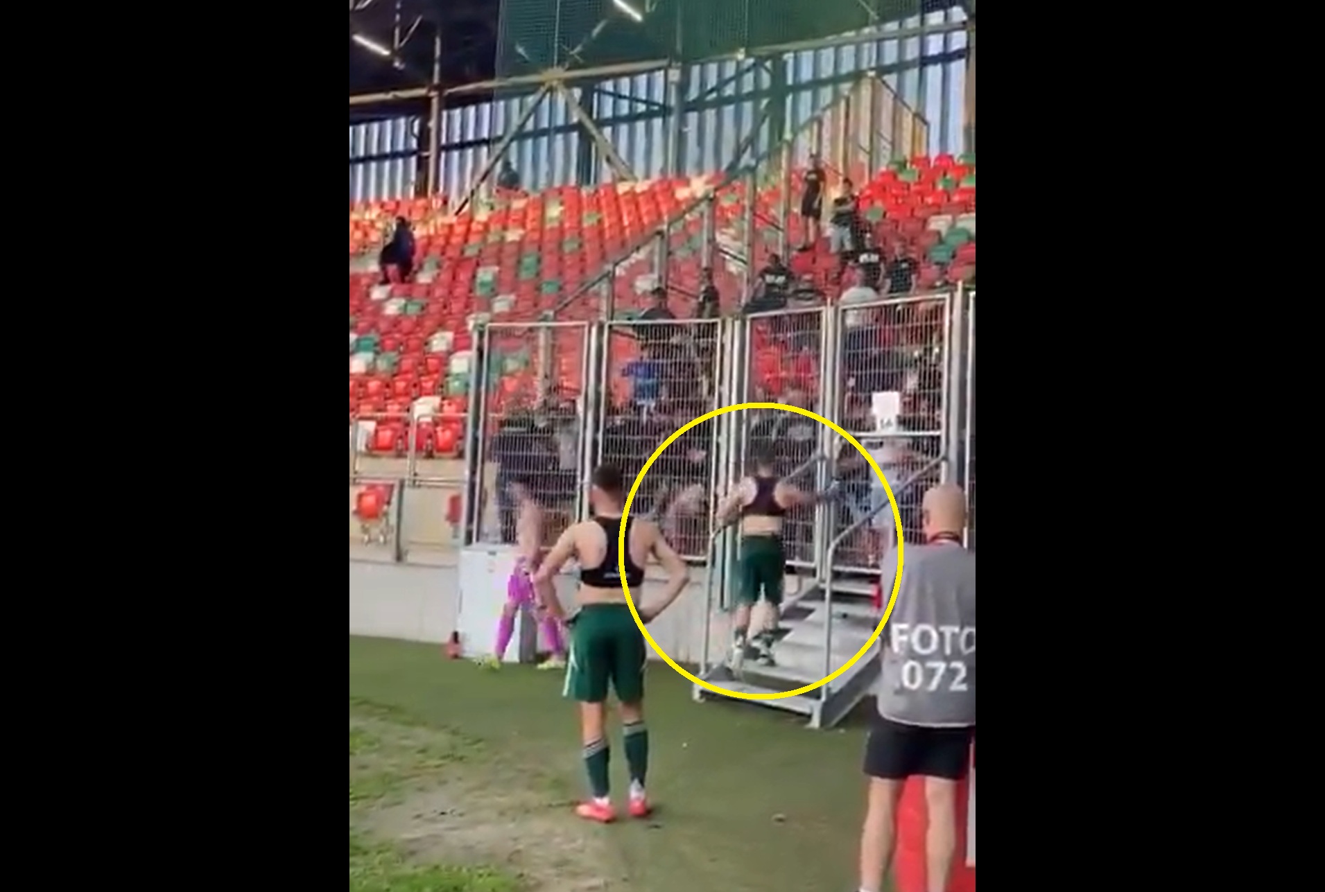 Skandal na polskim stadionie. Kibole grozili piłkarzom. "Zaje***my was" [WIDEO]