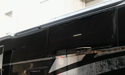 Skandal przed barażami o Premier League. Autobus klubu obrzucony, pękła szyba [WIDEO]