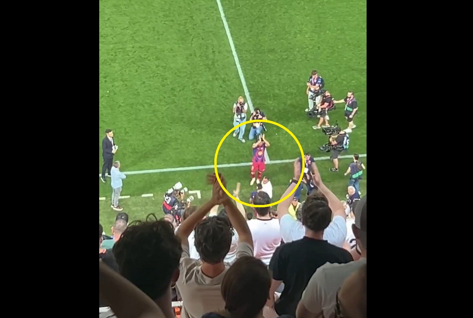 Kibice Valencii oddali hołd Lewandowskiemu. "Tak żegna się legenda" [WIDEO]