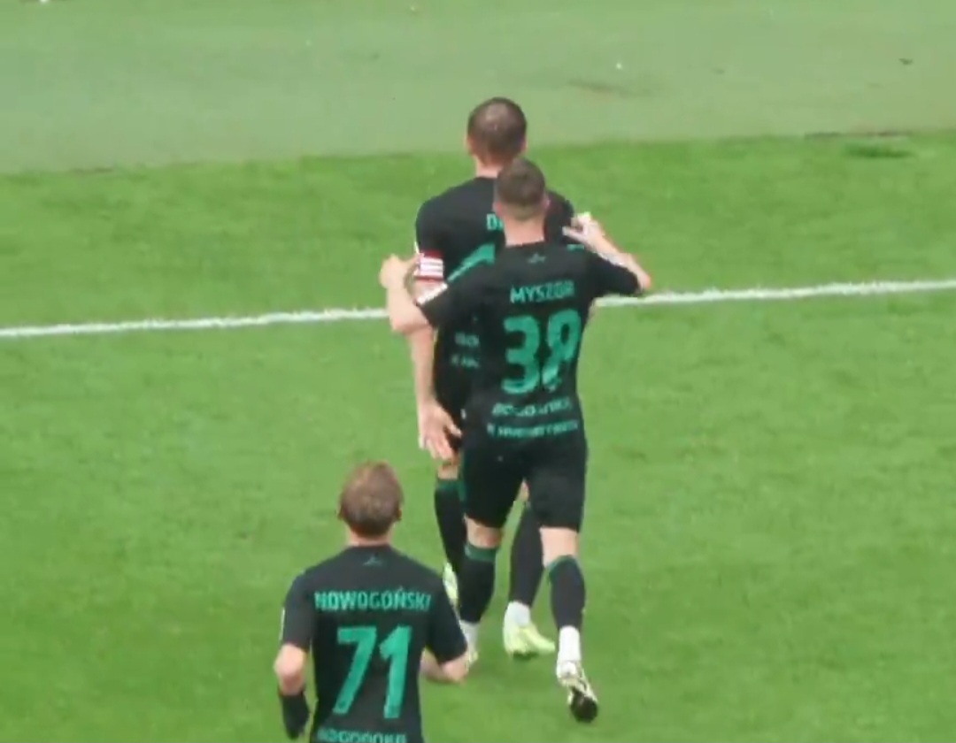 Cudowny gol z wolnego! Ależ przymierzył w Łodzi [WIDEO]