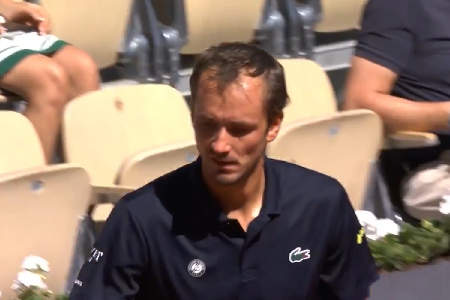 Gwiazdor pokłócił się z żoną. Sensacyjne rozstrzygnięcie w Roland Garros [WIDEO]