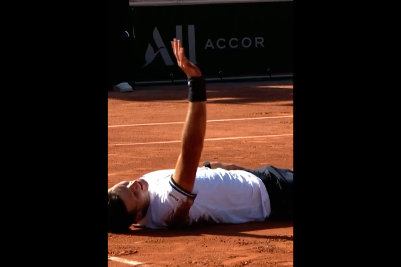 Szokujące sceny w Roland Garros. Wygrał i runął na kort [WIDEO]