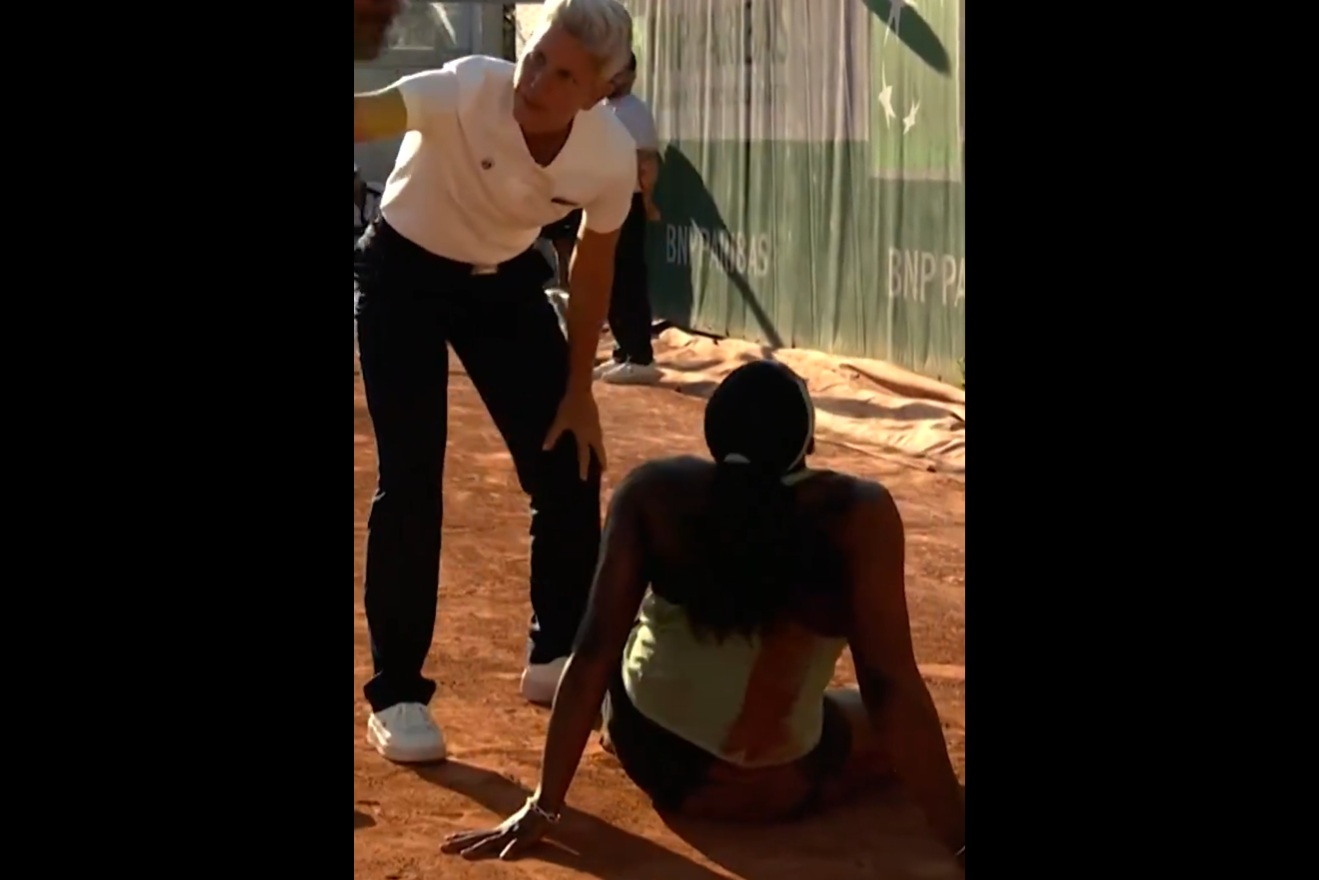 Straszna kontuzja w Roland Garros. Opuściła kort na wózku inwalidzkim [WIDEO]