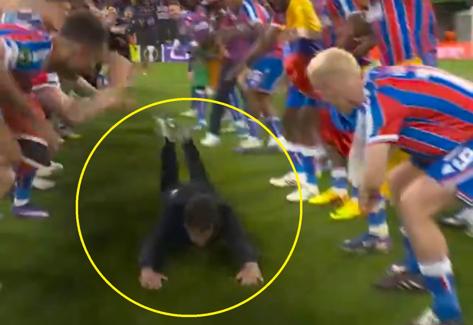 Szalona radość trenera Crystal Palace. Na brzuchu po medal za wygranie LK [WIDEO]