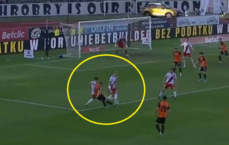 Gol na wagę Ekstraklasy?! Cudowne trafienie [WIDEO]