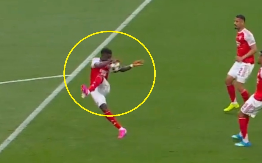 Kontrowersja w finale Ligi Mistrzów! Saka odbił piłkę ręką [WIDEO]