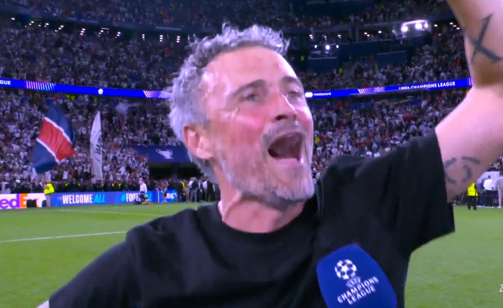 Enrique przerwał wywiad po finale LM. Zaczął śpiewać z kibicami [WIDEO]