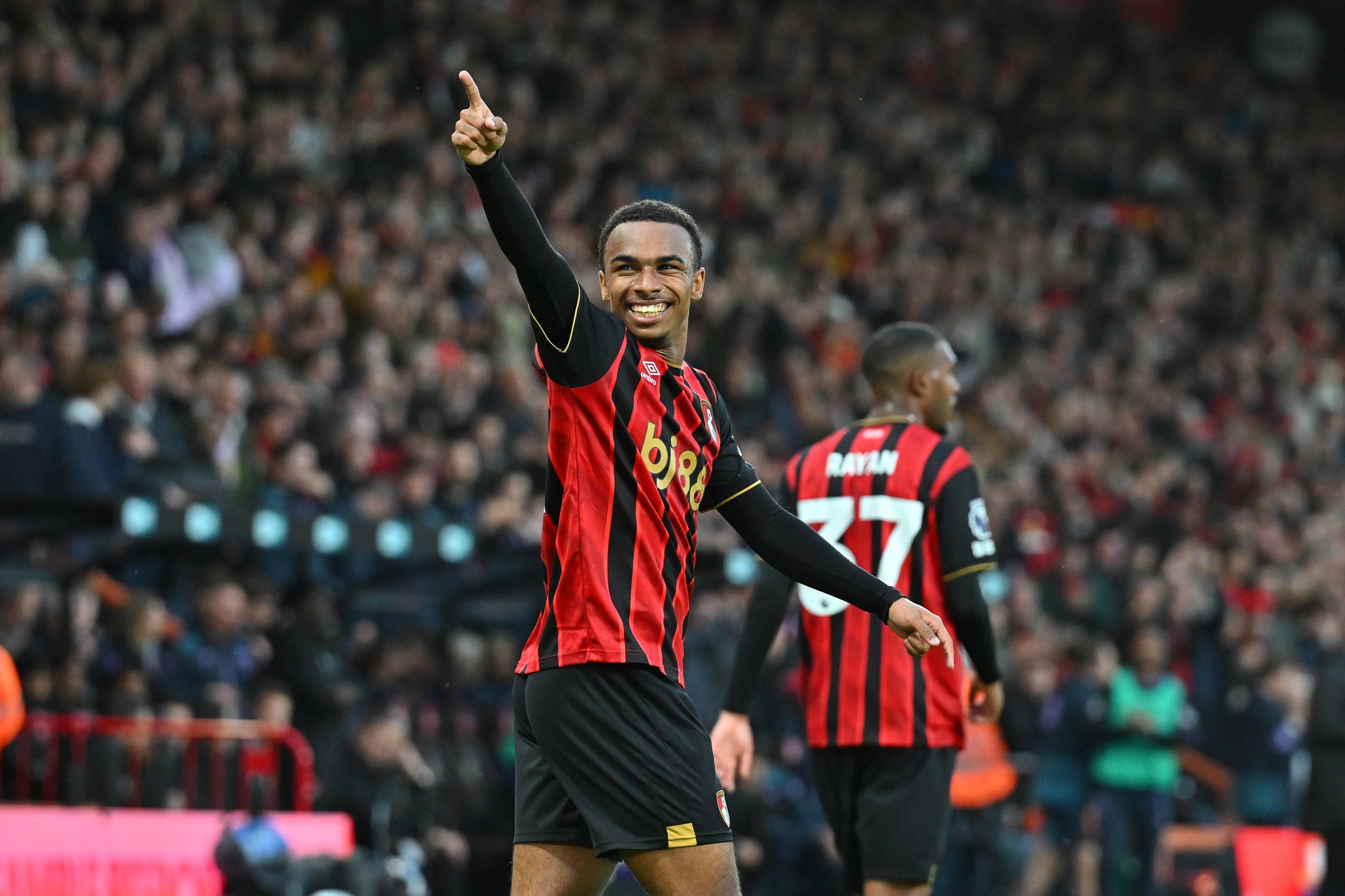 PSG, Arsenal, City, Bayern. Giganci szaleją za nastolatkiem z Premier League