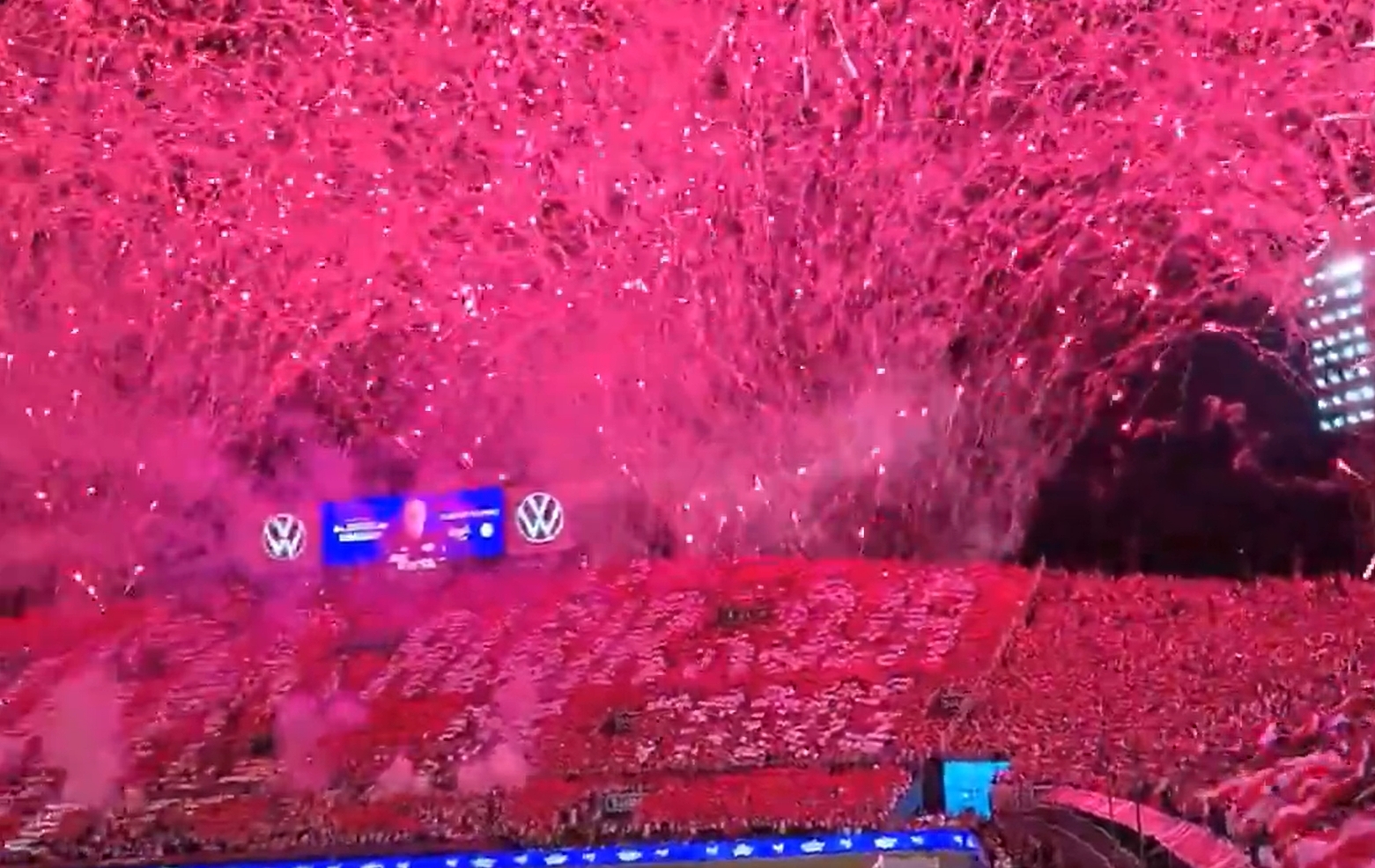 Stadion zapłonął! Tak pożegnali kadrę przed mundialem [WIDEO]