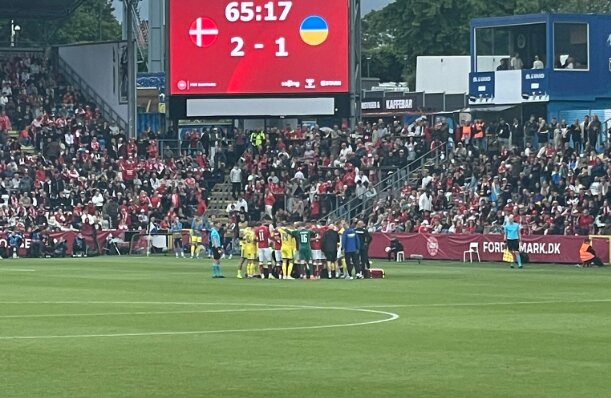 Przerażające sceny w spotkaniu Danii. Eriksen upadł na murawę, mecz przerwany