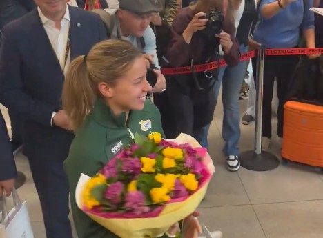 Chwalińska wróciła do Polski! Niebywałe sceny na lotnisku [WIDEO]