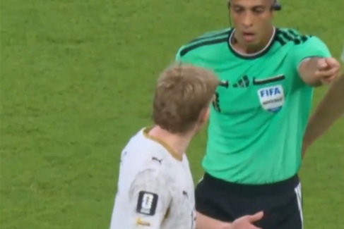 Absurdalne sceny na mundialu. Piłkarz nie mógł uwierzyć [WIDEO]