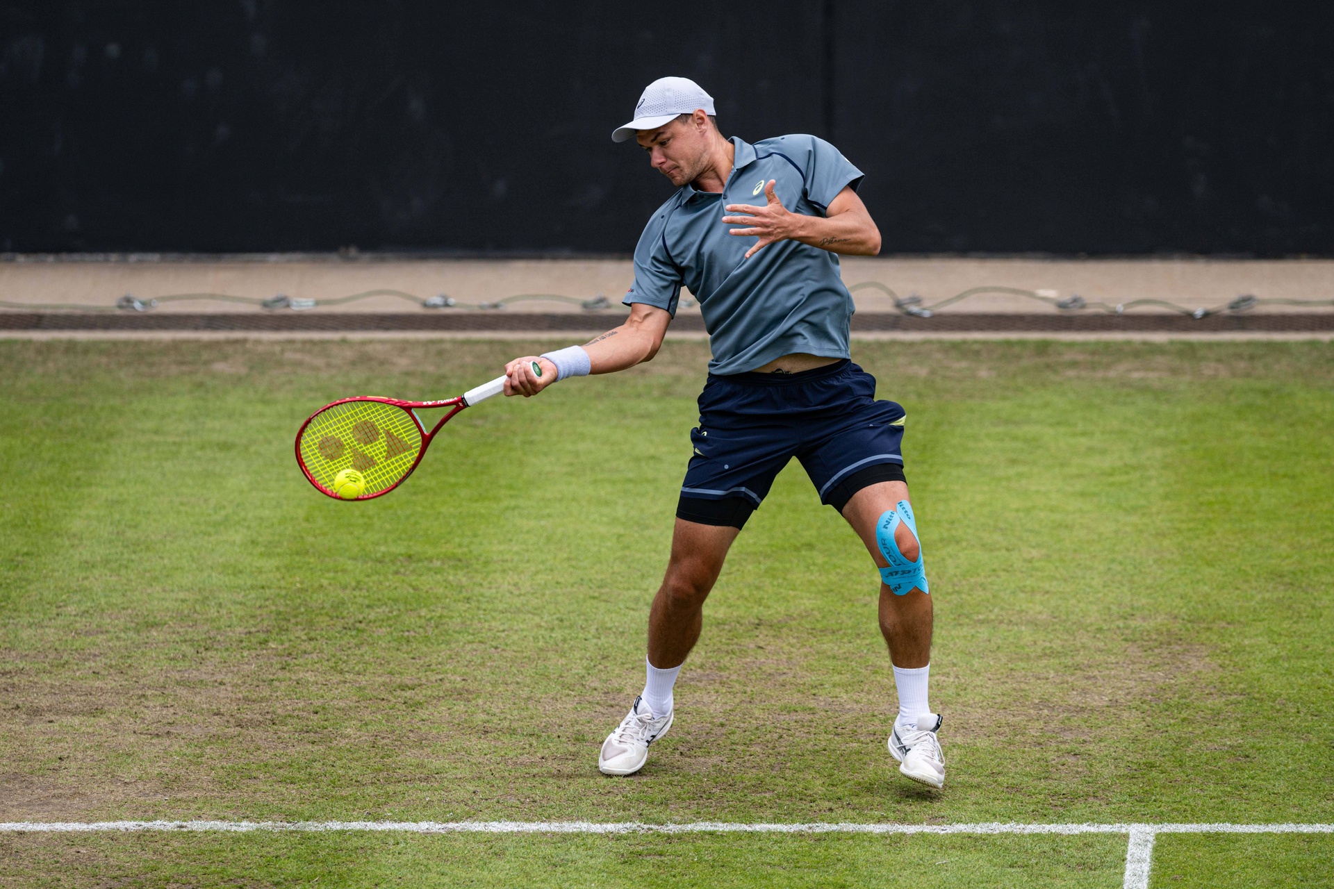 Zrobił to! Majchrzak wygrał turniej ATP. Ależ bój z faworytem