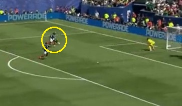 Słupek uratował Francję w pierwszej połowie! Tu powinien być gol [WIDEO]