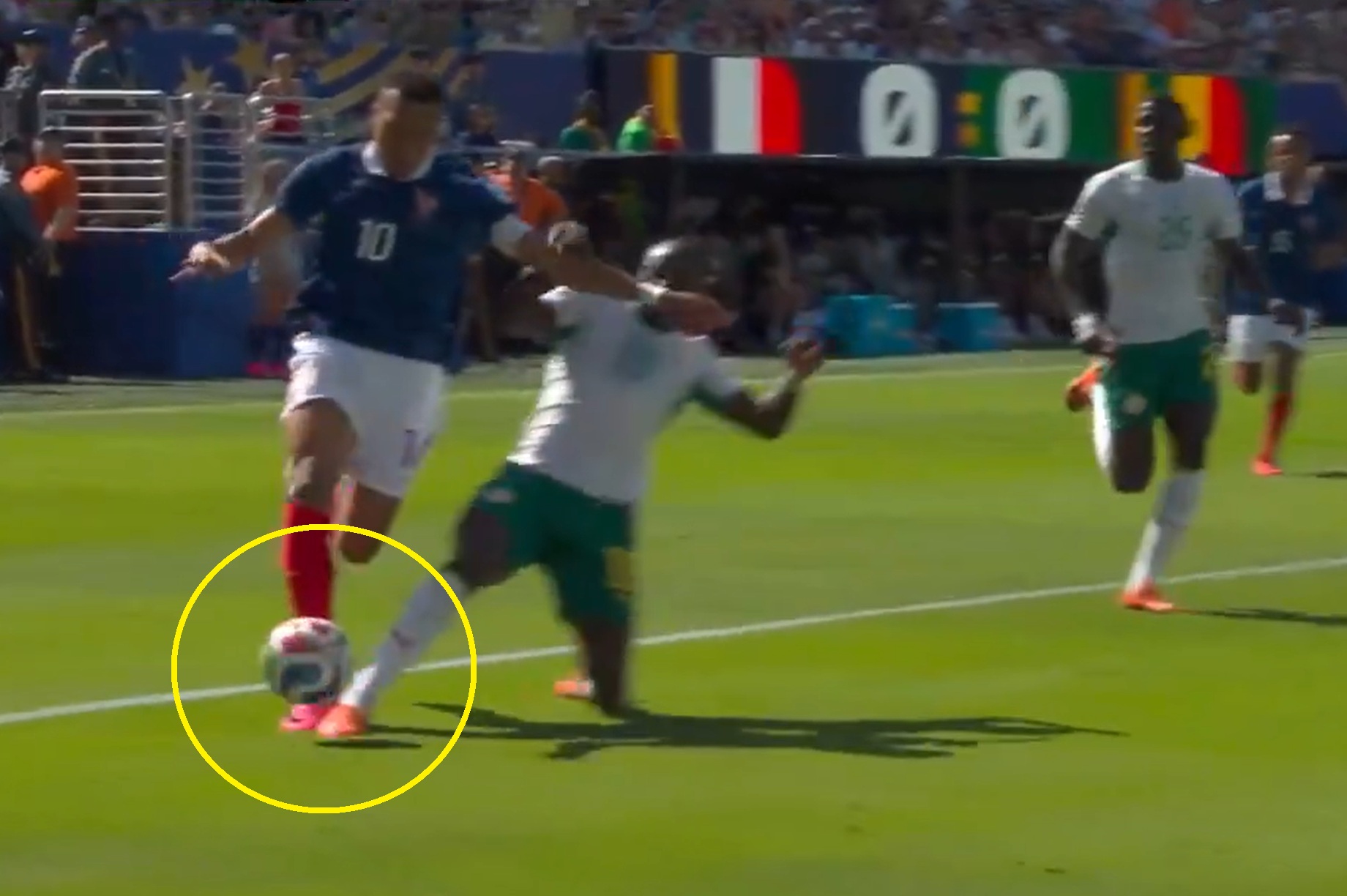 Mbappe żądał rzutu karnego! Kontrowersja w meczu Francji [WIDEO]