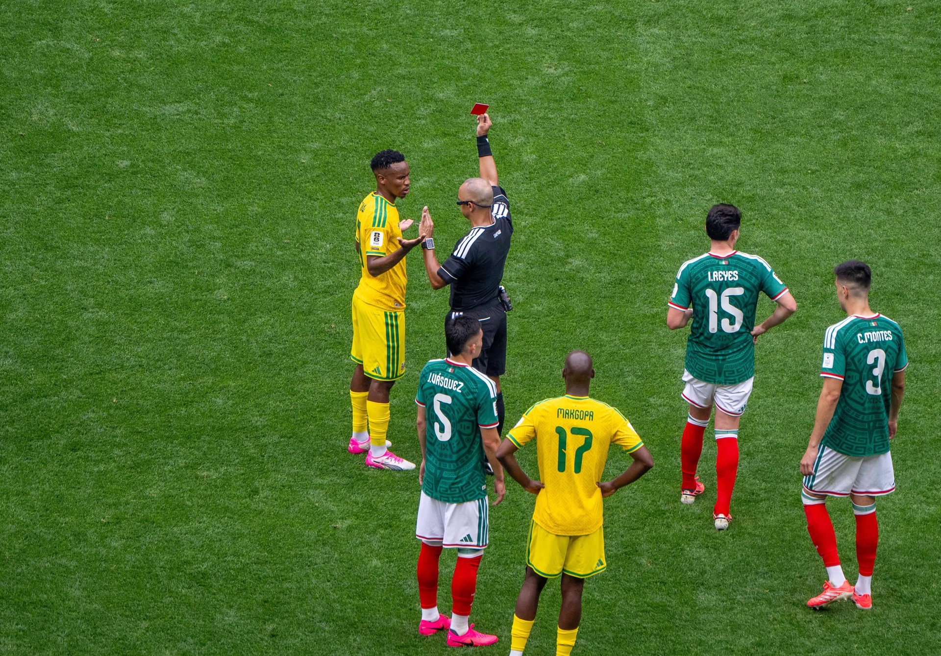 Koniec mundialu po czerwonej kartce? FIFA była bezlitosna