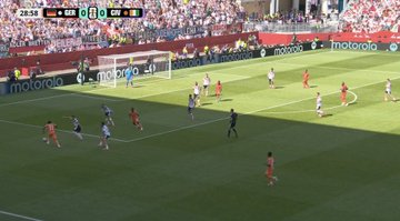 Cudowna akcja gracza wartego 100 mln euro. Zabawił się z Niemcami [WIDEO]