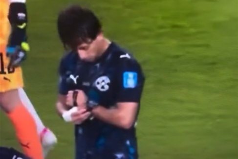 Zawodnik gwizdnął zegarek sędziemu. Piłkarskie jaja na mundialu [WIDEO]