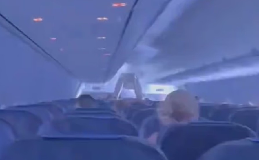 Szokujące nagranie. Piorun uderzył w samolot drużyny piłkarskiej [WIDEO]