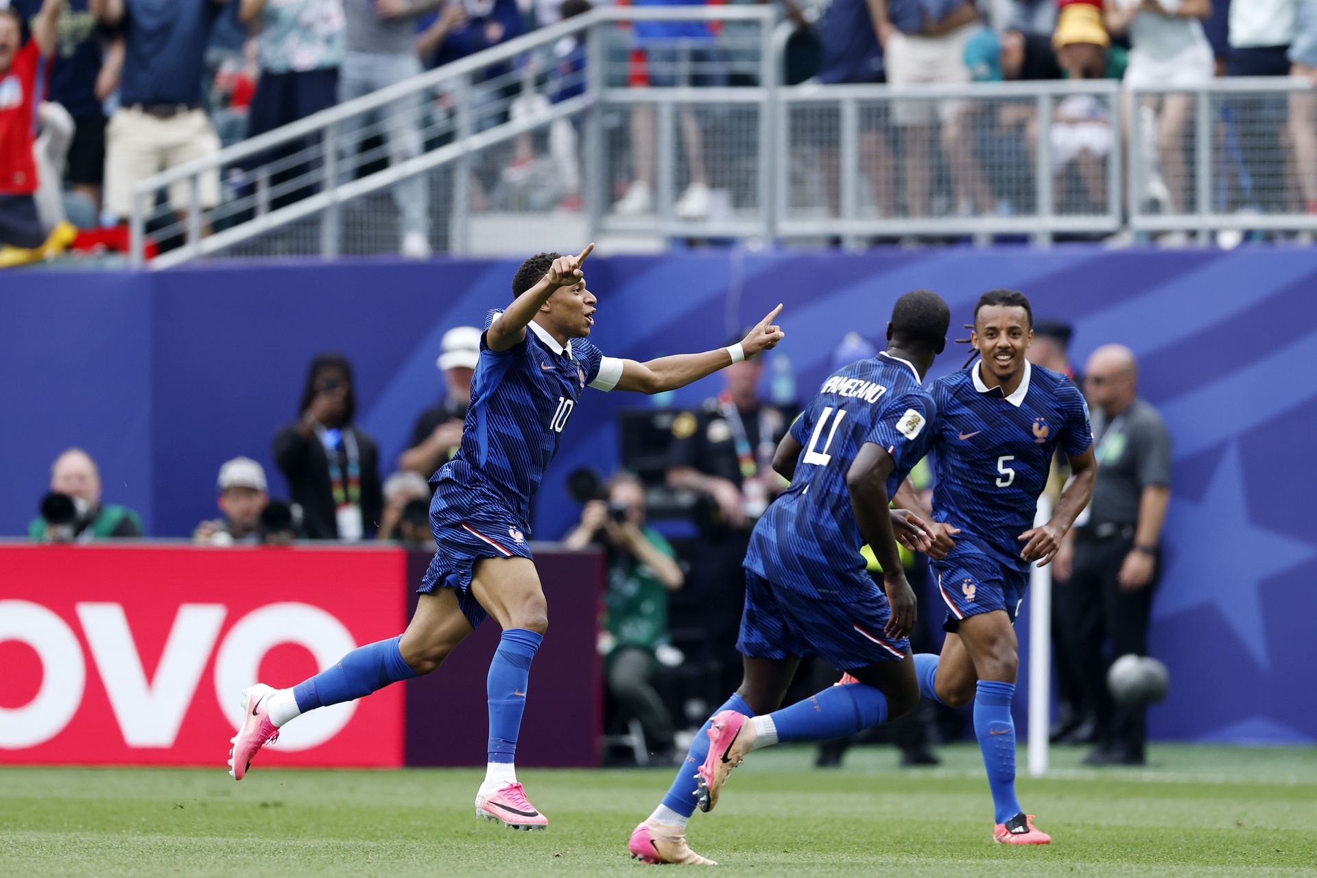 Francja zlała Irak! Mbappe znów dał show, nawet ulewa mu nie przeszkodziła