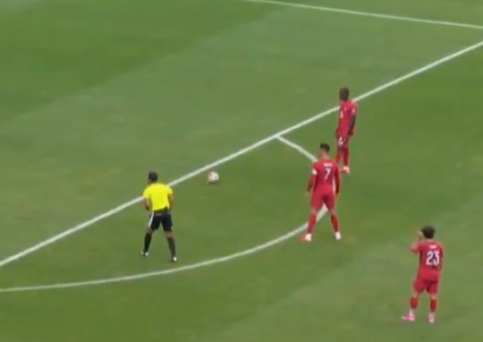 Portugalczycy zszokowali świat przy rzucie wolnym. Zaskakujące zachowanie Ronaldo [WIDEO]