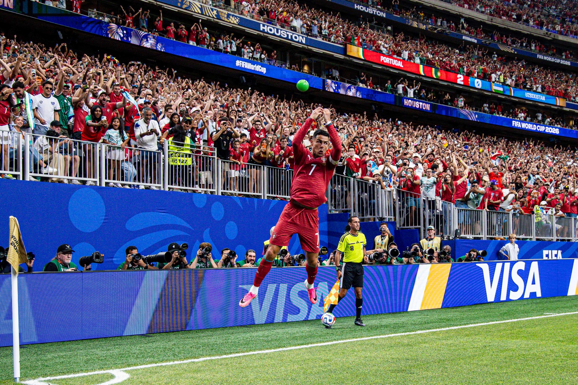 Koncert Portugalii na MŚ. Ronaldo zmazał plamę i przeszedł do historii [WIDEO]