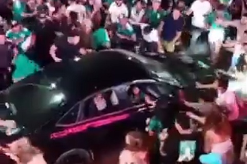 Wjechał samochodem w kibiców. Szokujące sceny na mundialu [WIDEO]