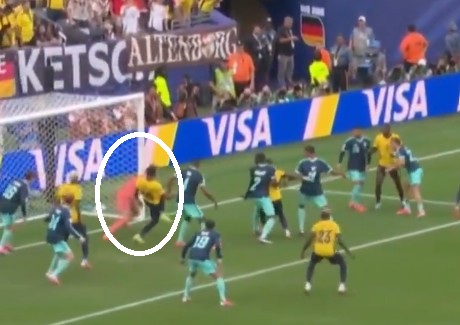 Neuer, co ty robisz?! Dziurawe ręce Niemca, zawalił gola [WIDEO]