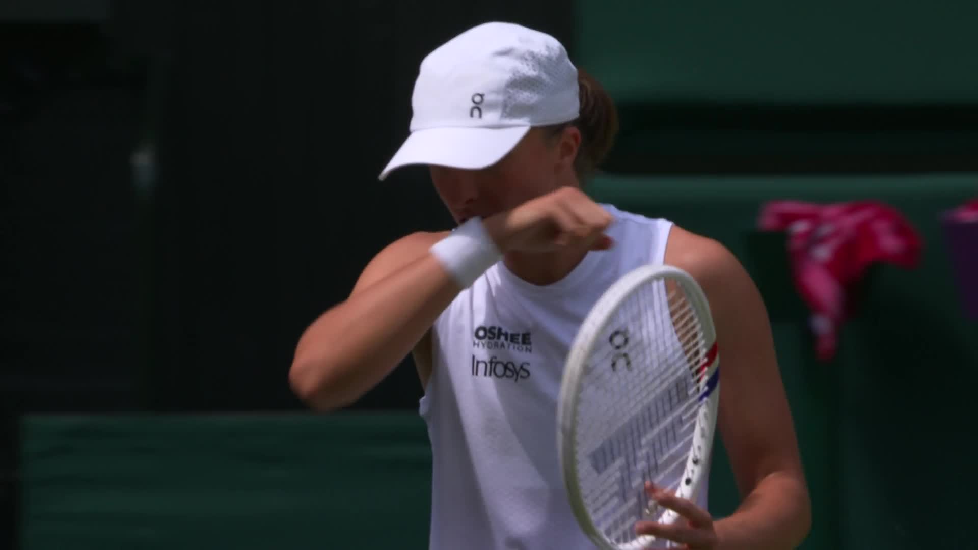 Świątek uciekła spod topora! Trudny start na Wimbledonie