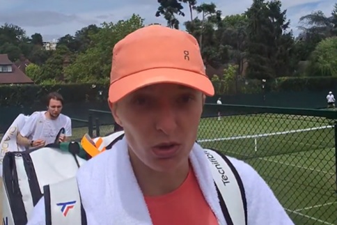 Zobaczcie, co dostała Świątek na Wimbledonie. "Przesyłka specjalna" [WIDEO]