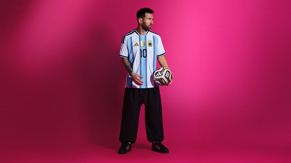 adidas prezentuje TRIONDA FINAL - oficjalną piłkę meczową półfinałów oraz finału Mistrzostw Świata FIFA 2026™