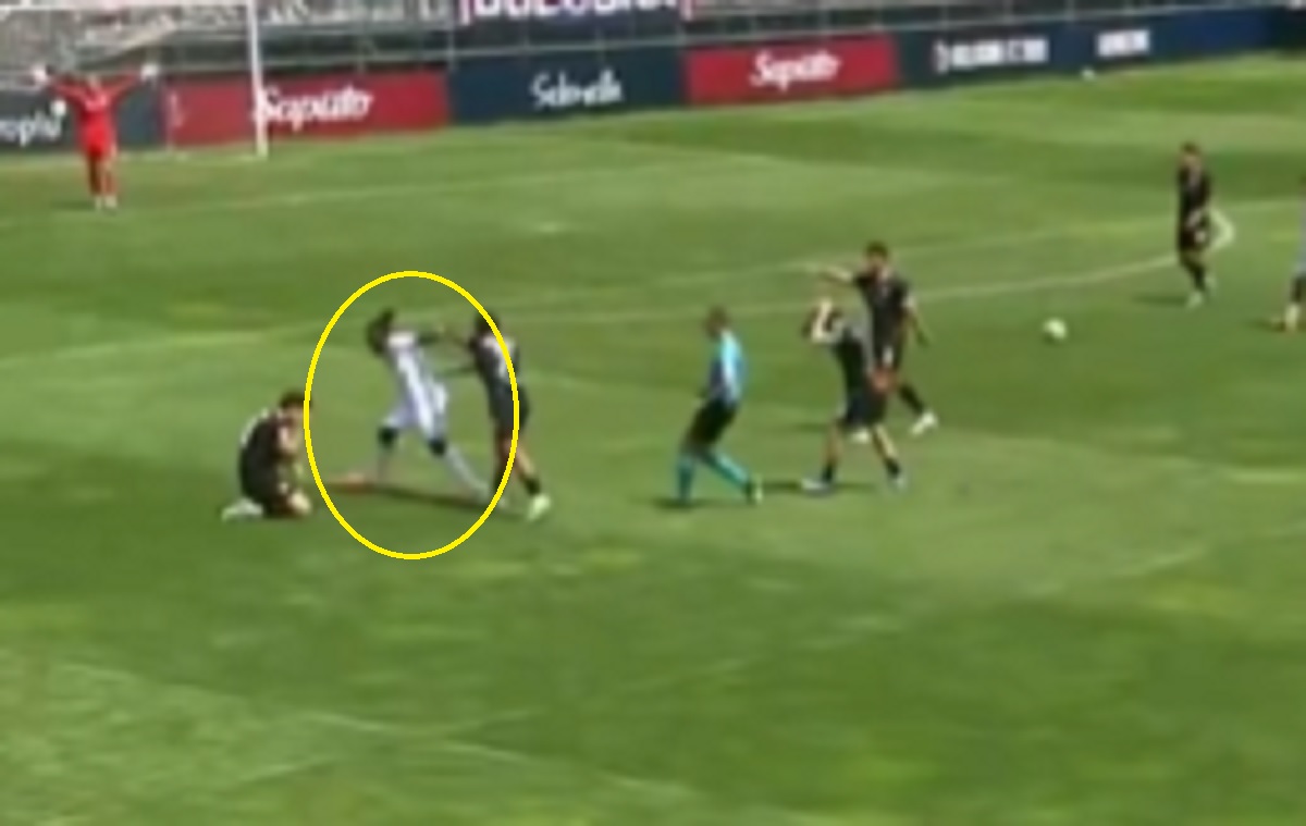 Skandal w meczu klubu z Serie A. Staranował go niczym byk [WIDEO]