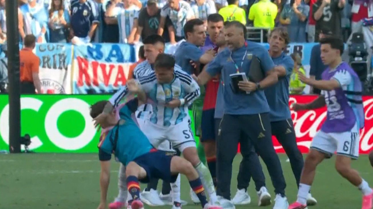 Skandal po finale MŚ! Argentyński piłkarz uderzył Gaviego [WIDEO]
