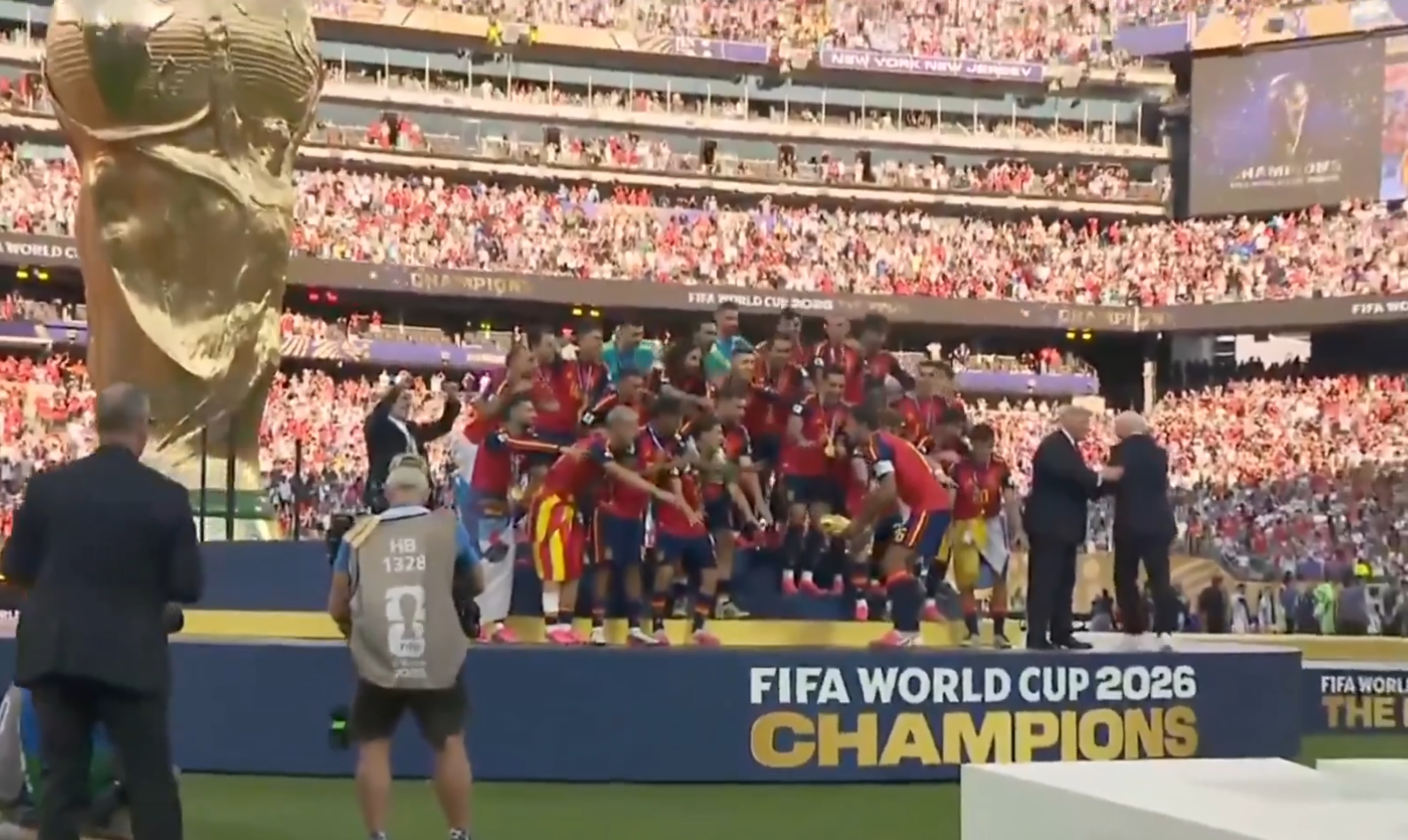 Hiszpania odbiera trofeum, a Donald Trump… Zobaczcie sami. Infantino ruszył na ratunek [WIDEO]