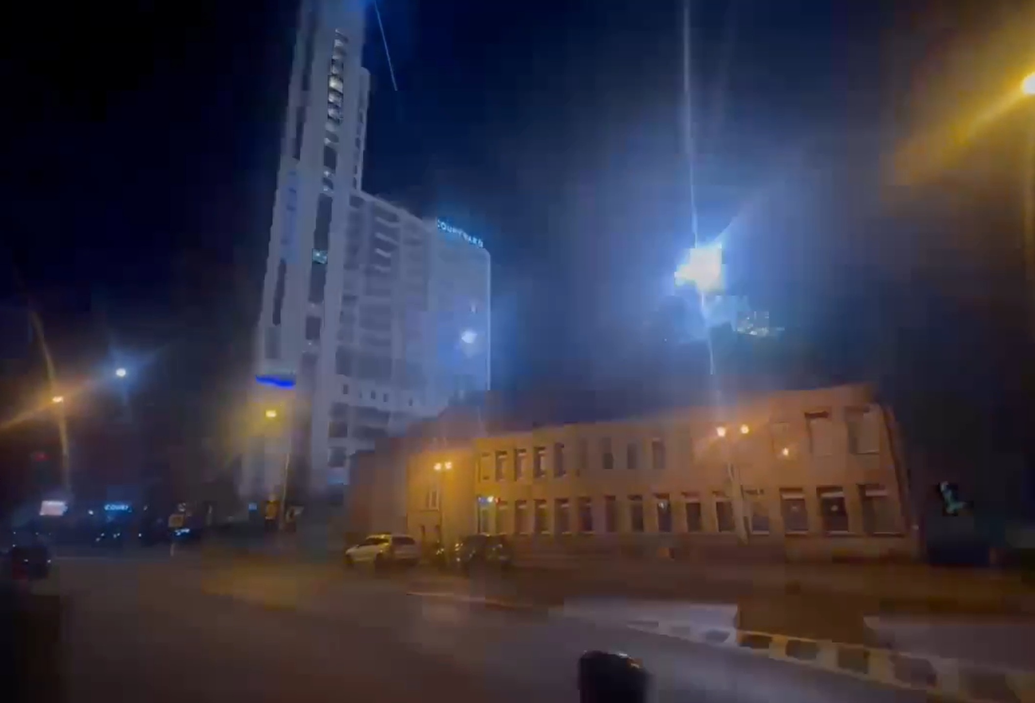 Kibice Górnika w akcji. Niespokojna noc piłkarzy Fenerbahce [WIDEO]