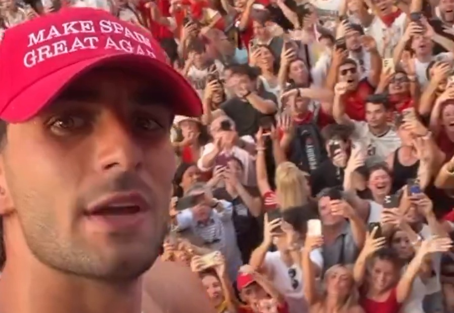 Torres nawiązał do hasła Trumpa. Tak wytłumaczył swoje zachowanie