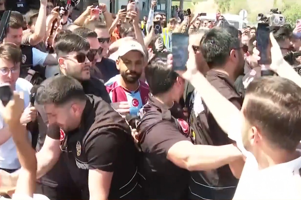 Salah przywitany w Turcji. Dzikie sceny na lotnisku [WIDEO]