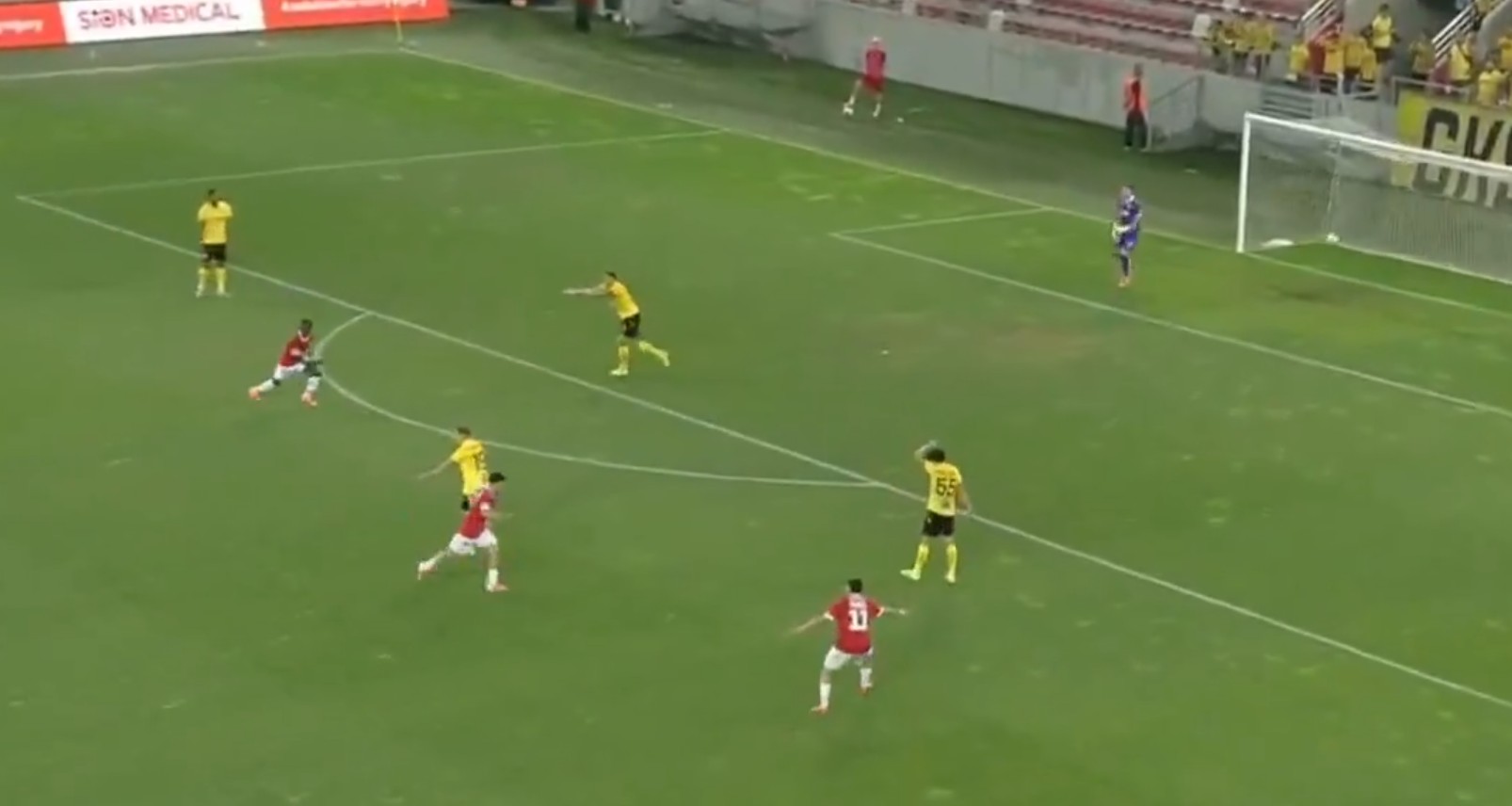 Klub z Izraela ośmiesza GKS. Ależ błędy w obronie [WIDEO]