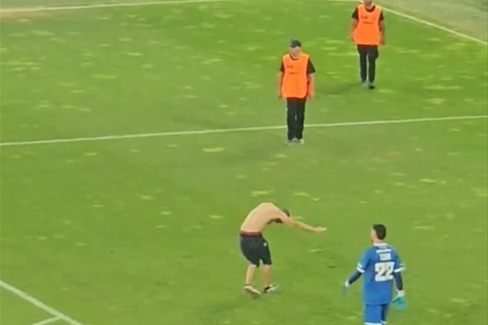 Benny Hill w meczu Hapoel - GKS. Kompromitacja służb [WIDEO]