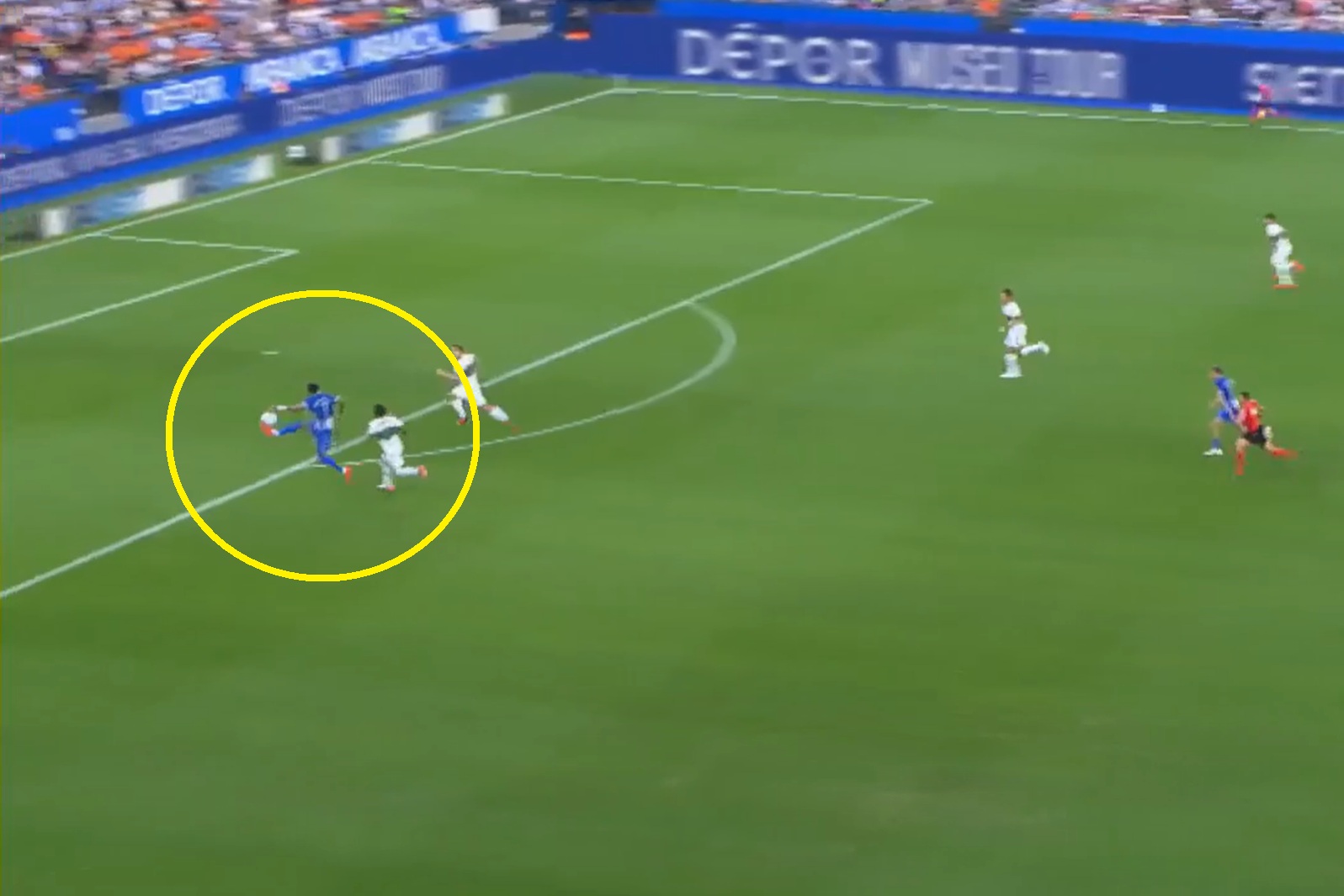 Majstersztyk Aubameyanga w La Liga. Tak gra weteran [WIDEO]