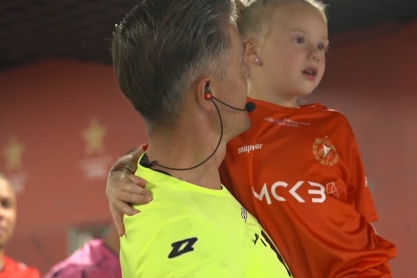 Sędzia zachwycił przed meczem Ekstraklasy. Co za obrazki [WIDEO]