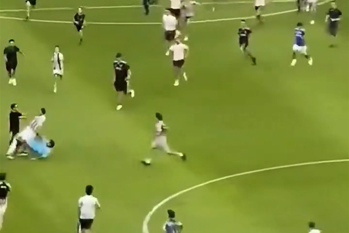Kibic powalił piłkarza Juventusu. Dantejskie sceny w sparingu [WIDEO]