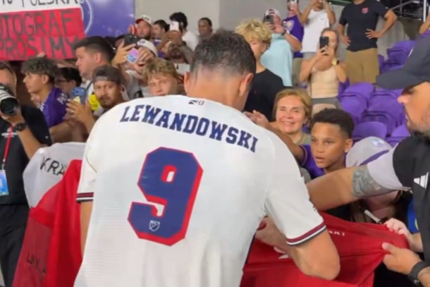 Co za zachowanie Lewandowskiego. Jedna rzecz zwraca uwagę [WIDEO]