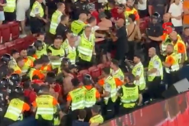 Bijatyka na Camp Nou. Interweniowały służby [WIDEO]