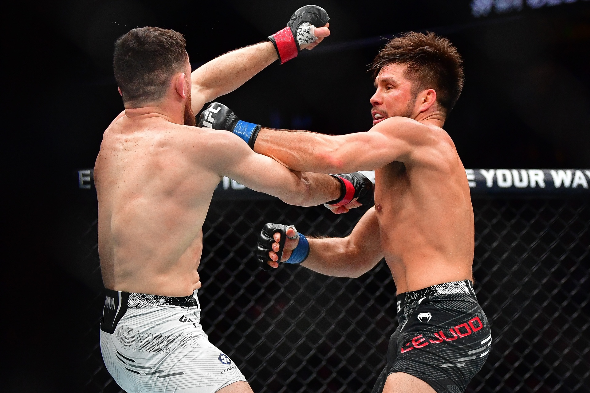Były mistrz UFC ma zawalczyć w boksie. Poznał już przeciwnika