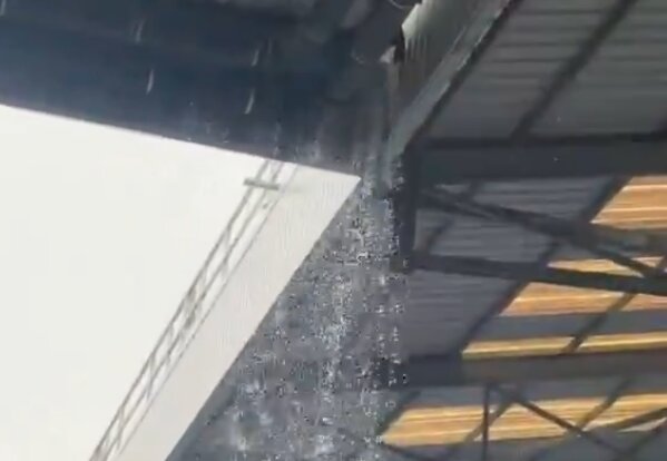 Zaczęło zalewać stadion. Kłopoty klubu Premier League [WIDEO]