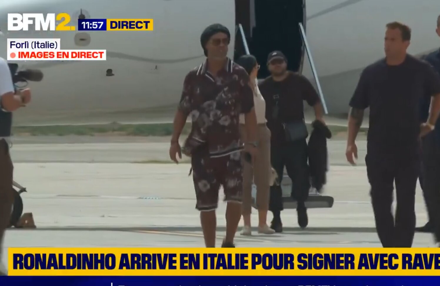 Ronaldinho przyleciał do Włoch. Ma wzmocnić nowy klub [WIDEO]