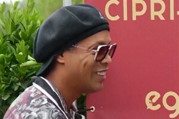 Ronaldinho zaprezentowany w nowym klubie. To się dzieje [WIDEO]